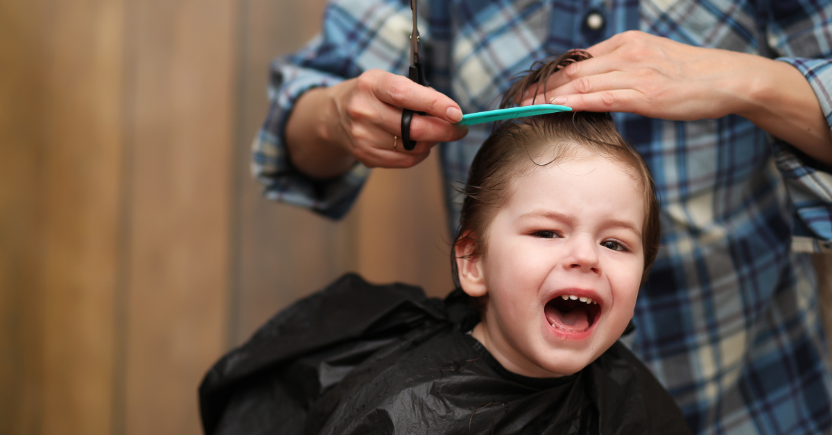 Taglio capelli per bambini difficili: consigli dei barbieri per un’esperienza senza lacrime